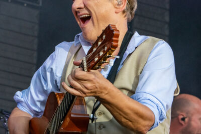Bart Peeters & De Ideale Mannen @ Bastion Festival, picture 13, photographed by Anoek Houben - FrontView Magazine