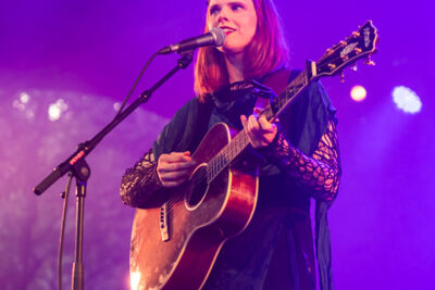 Cassandra Jenkins @ OLT, picture 2, photographed by Bruno Holvoet - FrontView Magazine