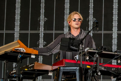 London Grammar @ Lowlands, picture 2, photographed by Anoek Houben - FrontView Magazine