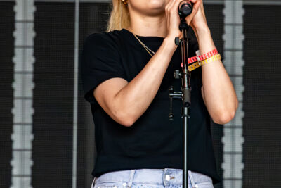 London Grammar @ Lowlands, picture 3, photographed by Anoek Houben - FrontView Magazine