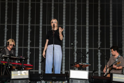 London Grammar @ Lowlands, picture 13, photographed by Anoek Houben - FrontView Magazine