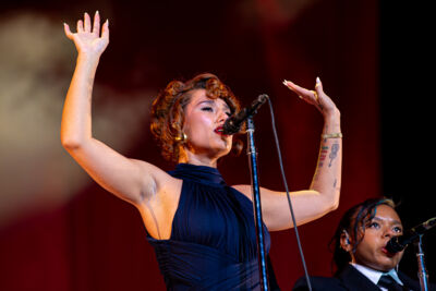 Raye @ Lowlands, picture 4, photographed by Anoek Houben - FrontView Magazine