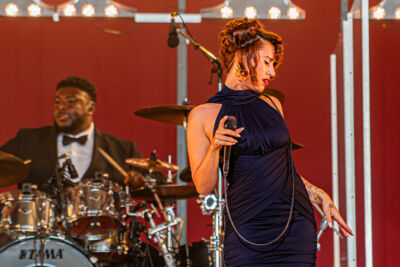 Raye @ Lowlands, picture 6, photographed by Anoek Houben - FrontView Magazine