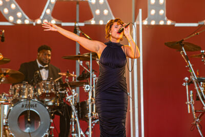 Raye @ Lowlands, picture 7, photographed by Anoek Houben - FrontView Magazine