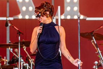 Raye @ Lowlands, picture 8, photographed by Anoek Houben - FrontView Magazine