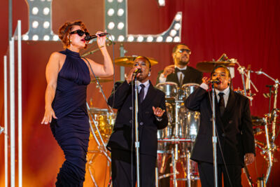 Raye @ Lowlands, picture 9, photographed by Anoek Houben - FrontView Magazine