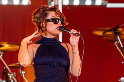 Raye @ Lowlands, picture 10, photographed by Anoek Houben - FrontView Magazine