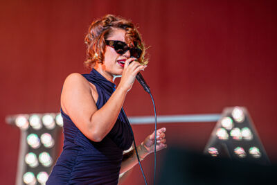 Raye @ Lowlands, picture 12, photographed by Anoek Houben - FrontView Magazine