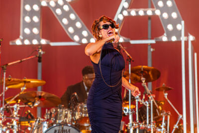 Raye @ Lowlands, picture 13, photographed by Anoek Houben - FrontView Magazine