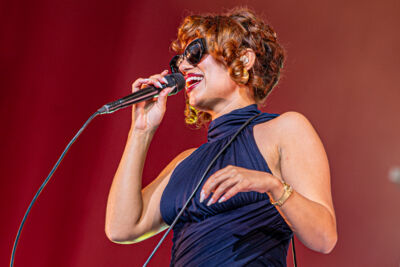 Raye @ Lowlands, picture 14, photographed by Anoek Houben - FrontView Magazine