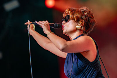 Raye @ Lowlands, picture 16, photographed by Anoek Houben - FrontView Magazine