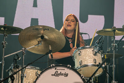The Beaches @ Lowlands, picture 6, photographed by Anoek Houben - FrontView Magazine