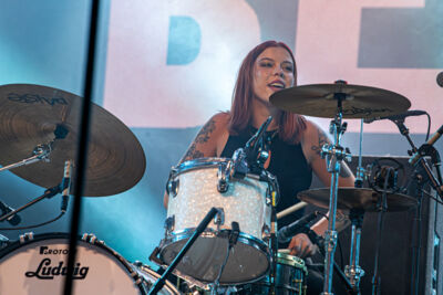 The Beaches @ Lowlands, picture 16, photographed by Anoek Houben - FrontView Magazine