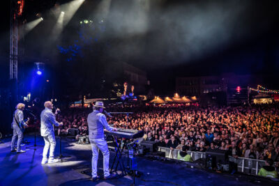 Night Fever - A tribute to the Bee Gees @ Fonnefeesten 2025, foto 17, foto's door Danny Wagemans - FrontView Magazine