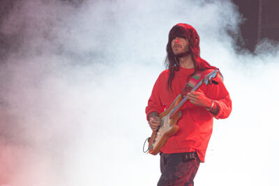 Khruangbin @ Lowlands, picture 6, photographed by Anoek Houben - FrontView Magazine