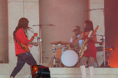 Khruangbin @ Lowlands, picture 7, photographed by Anoek Houben - FrontView Magazine