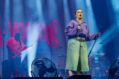 Lola Young @ Lowlands, foto 7, foto's door Anoek Houben - FrontView Magazine