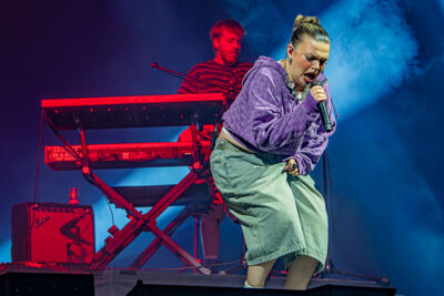 Lola Young @ Lowlands, foto 10, foto's door Anoek Houben - FrontView Magazine