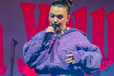 Lola Young @ Lowlands, foto 13, foto's door Anoek Houben - FrontView Magazine