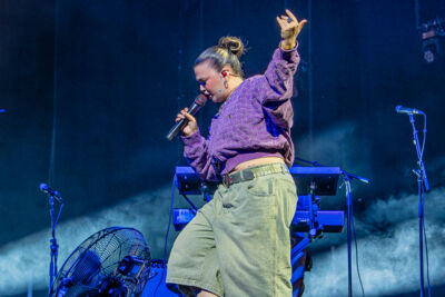 Lola Young @ Lowlands, foto 15, foto's door Anoek Houben - FrontView Magazine