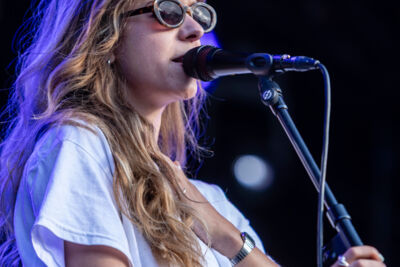 Alice Mae @ Maanrock 2025, photo 10 of 22, photographed by Edwin Houdevelt - FrontView Magazine