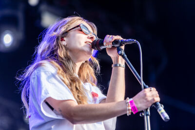 Alice Mae @ Maanrock 2025, photo 12 of 22, photographed by Edwin Houdevelt - FrontView Magazine