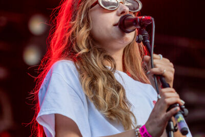 Alice Mae @ Maanrock 2025, photo 17 of 22, photographed by Edwin Houdevelt - FrontView Magazine