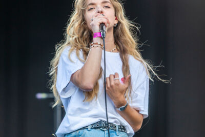 Alice Mae @ Maanrock 2025, photo 19 of 22, photographed by Edwin Houdevelt - FrontView Magazine