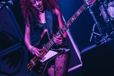 Nova Twins @ Wintercircus, picture 1, photographed by Jelle Meersschaut - FrontView Magazine