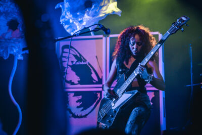 Nova Twins @ Wintercircus, picture 4, photographed by Jelle Meersschaut - FrontView Magazine