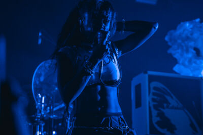 Nova Twins @ Wintercircus, picture 6, photographed by Jelle Meersschaut - FrontView Magazine