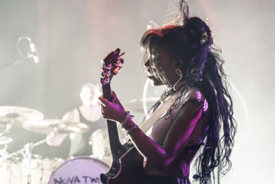 Nova Twins @ Wintercircus, picture 9, photographed by Jelle Meersschaut - FrontView Magazine
