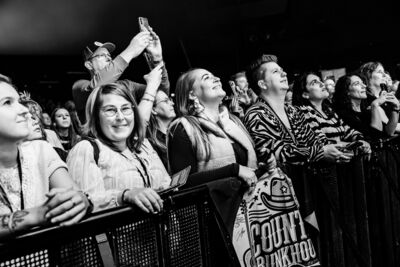 Brett Young @ 013, picture 5, photographed by Dorien Goetschalckx - FrontView Magazine