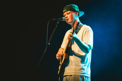 Finn Askew @ Ancienne Belgique, picture 1, photographed by Livia Vaduva - FrontView Magazine