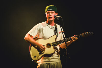 Finn Askew @ Ancienne Belgique, picture 2, photographed by Livia Vaduva - FrontView Magazine