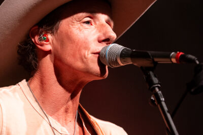 Sam Bettens - Coming Home @ De Casino, picture 6, photographed by Raf Van Daele - FrontView Magazine
