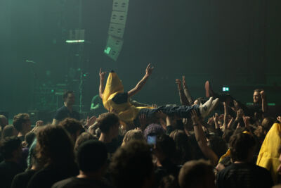 Static dress @ 013 Tilburg, picture 12, photographed by Peter Casie - FrontView Magazine