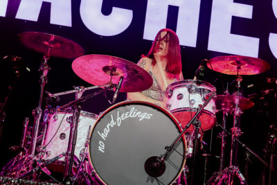 The Beaches @ 013, picture 3, photographed by Anoek Houben - FrontView Magazine