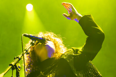 She's In Parties @ 013, foto 2, foto's door Bart Janssens - FrontView Magazine