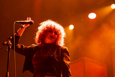 She's In Parties @ 013, foto 5, foto's door Bart Janssens - FrontView Magazine