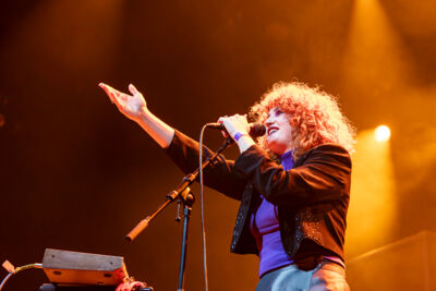She's In Parties @ 013, foto 6, foto's door Bart Janssens - FrontView Magazine