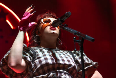 CMAT @ Muziekgieterij, picture 4, photographed by Anoek Houben - FrontView Magazine