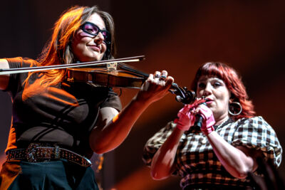 CMAT @ Muziekgieterij, picture 6, photographed by Anoek Houben - FrontView Magazine