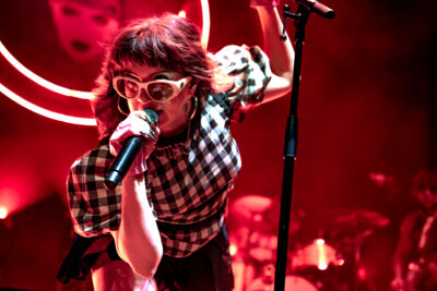 CMAT @ Muziekgieterij, picture 8, photographed by Anoek Houben - FrontView Magazine