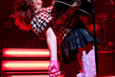 CMAT @ Muziekgieterij, picture 9, photographed by Anoek Houben - FrontView Magazine
