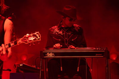 CMAT @ Muziekgieterij, picture 11, photographed by Anoek Houben - FrontView Magazine