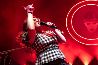 CMAT @ Muziekgieterij, picture 12, photographed by Anoek Houben - FrontView Magazine