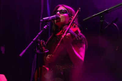 CMAT @ Muziekgieterij, picture 19, photographed by Anoek Houben - FrontView Magazine
