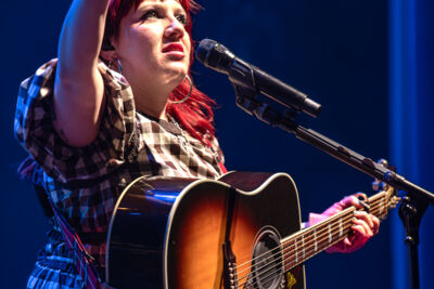 CMAT @ Muziekgieterij, picture 20, photographed by Anoek Houben - FrontView Magazine