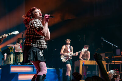 CMAT @ Muziekgieterij, picture 22, photographed by Anoek Houben - FrontView Magazine